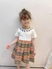 Designer Girls Letter Plaid Dresses 2021 Nyaste barn rand Kort ärm klänning Kidsgitter Pleated Dress A51547005141