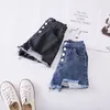 Koreaanse kinderkleding voor meisjes Zomer Nieuwe mode Casual knop Gat jeans shorts Hot Pants midden en kleine kinderen