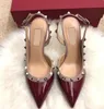 شحن مجاني للأزياء نساء مضخات مصممة غير رسمية الذهب مات جلود مرصعة مسامير مسعاة Slingback High Heels Sandals أحذية