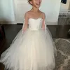 2021 Flower Girls Dresses for Wedding Lace Appliques Full Sleeves Ball Gown Tulle Pageant Gowns for Girls Kids First Communion Dress AL8283