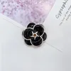 Broches de alfileres de perlas de Camelia para mujer, elegante ramillete de flores, moda de invierno, joyería, suéter, abrigo, accesorios de lujo, broche Kirk22