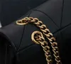 High End Designer Lampa skórzana szwy ciężkie łańcuchy luksusowe torby na ramię trójkąt wzór klapka złota litera klamra crossbody222t