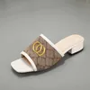 Projektant letnich kapci plażowych modne mokasyny leniwe japonki na niskim obcasie skórzane litery lady Cartoon slajdy damskie buty metalowe sandały damskie duży rozmiar 35-42 us4-us11