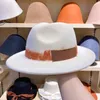 Vente chaude-Blanc Fedoras en laine à large bord avec ruban de couleur pour les chapeaux de fête de mariage Pork Pie Fedora Hat Floppy Triby Panama Hat