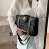 Piccola borsa quadrata da donna online all'ingrosso nuova borsa a tracolla singola in tinta unita con rivetto moda tote grande in rilievo