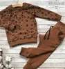 Set di abbigliamento per ragazzi per neonate Top con stampa leopardata + pantaloni solidi 2020 Set moda primavera Abiti per bambini Abiti LJ201202