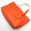 Bolsa de compras de moda para mujeres bolsos de playa medianos grandes adornos de cuero y manejan bolsas casuales reversibles impermeables con bolsa de polvo