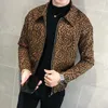 casaco de couro leopardo.