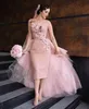 Abiti da sposa a tubino corto rosa cipria con gonna oversize staccabile Abito da sposa da giardino primavera estate Appliques Fiori 3D Mezza manica