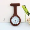 Il più recente orologio da infermiera rotondo tipo di spilla da dottore Clip Nurses Jelly Fob Pocket Quartz Orologi Orologio medico da dottore in silicone