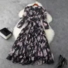 Runway-Kleider Europäische und amerikanische Damenbekleidung Neues Frühlings-Langarmkleid mit V-Ausschnitt, modisches schwarzes Kleid mit Chrysanthemen-Print