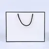 Carte blanche Kraft Sac en papier Épaissir Vêtements Cadeau Shopping Emballage Pochette Vêtement Cadeau Sac en papier avec poignées EEF3568