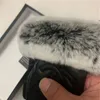 冬のレザーの手袋とウールのタッチスクリーンウサギの皮の寒さの暖かいシープスキンの部分上のフィンガー