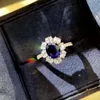 女性のための赤と青い色のダイヤモンドの豪華な品質S925銀のパンクリング女性のウェディングジュエリーギフトPS8864