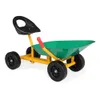 I bambini cavalcano su un dumper di sabbia con ruote Carriola giocattolo per sandbox all'aperto per bambini verde