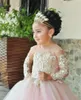 2021 Söt blush bröllop gästklänningar för små gilrs rosa tulle elfenben spets illusion applique långärmad prinsessa blomma flicka klänningar
