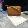 Bijgewerkte nieuwe luxurys crossbody tassen su￨de lederen ontwerpers schoudertassen gouden buckle hardware stokbrood lange riem criss kruis#1