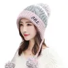 Femmes hiver gros tricot contraste couleur bonnet lettres broderie épaisse peluche doublé mignon pompon oreillette trappeur casquette