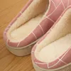 Mulheres de algodão outono chinelos de algodão de inverno quente lã de lã de chinelos internos Mulher deslize em sapatos macios e macios, como sapatos, casal Y201026