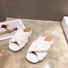 Дизайнерская оплетка плоские мулы тапочки женщины 2021 летние лето на открытом воздухе сандалии крестовые кросс сплетенные обнаженные плоские женские туфли пляжные слайды