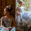 Niebo Blue Flower Girl Sukienki na Wesela Koronkowe Aplikacje Kwiatowe Off Ramię Ruffles Girls Pagewant Sukienka Urodziny Prom Dzieci Suknie Komunion