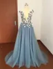 Berta Hellblau Bunte Blumen Prom Kleider Eine Linie Illusion Eintauchen v Ausschnitt 3D Blumen Appliqued Perlen Peals Flowy Lange Abendkleider