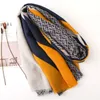 Scarf estilo intelectual scarf feminino temperamento selvagem amarelo e azul letras costurando longas férias sunscreen xale dupla