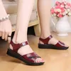 DONGNANFENG Frauen Mutter Alte Weibliche Sandalen Schuhe Kuh Echtes Leder Casual PU Haken Schleife Sommer Strand Cool Größe 35-41 HD-B01 Q1204