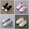 Barnskor Lägenheter för Baby Boys Nya Barnskor Casual Andningsbar Mjuk för Baby Girls Sneakers Vit / Svart / Grå Euro 21 ~ 36 LJ200907