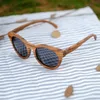 الجملة النظارات الشمسية الخشبية النساء الرجال الزجاج بولارويد نظارات uv400 عدسة رمادية نقش الأرجل