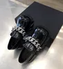 حار بيع الراقية مخصص أحذية جلد البقر المرأة الرجعية سميكة سوليد كعب فضفاض أسود جولة رئيس سلسلة حذاء واحد الزخرفية