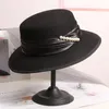 Venta caliente-panama Fedora invierno retro Hepburn francés perla sombrero de lana blanca Sir gorra de ala ancha anormalidad joker fedoras