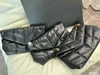 Vintage-Leder-Kettentasche: Kleine schwarze gesteppte Tragetasche mit MONOGRAMM, ideal für Damen zum Tragen über dem Körper oder über der Schulter.