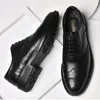 정품 가죽 패션 남자 신발 더비 비즈니스 드레스 공식적인 흑인 새겨진 신발 남자 고품질