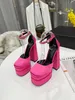 Sapatos casuais designers de vestido sapatos saltos de sand￡lia feminina juno cristal embelezado tornozelo tira de cetim bombeia sapatos de sapatos de calcanhar grossa
