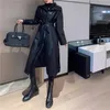 2021 Black Cool Pu Leather Long Jacket A Line New Spring Autumn Women Outterkläder Löst bälte PU LÄDER Windbreaker Slim Trench Coat Kvinna