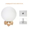 14 CM Diameter PLA USB Oplaadbare 3D-afdrukken Maan Licht 3-kleuren Dimbare Touch Sensor Control Luna Nachtlamp Slaapkamer Decor met houten s