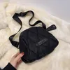 HBP 2022 Kvinnor Väskor Nylon Quilted Roomy Svart Handväska Lady Söt Vinter Trender Smart Telefon Essential Portable Zippy Everyday Crossbody Bag