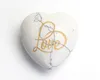 حجر شقرا طبيعي صغير الحجم منحوت من الكريستال الريكي شفاء لطيف على شكل قلب حجر محفور بأحرف "الحب"
