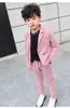 男の子のパフォーマンス衣料子供ピンクのラペルシングルボタンブレザーオウトウェアエラスティックウエストパンツ2pcsセット子供誕生日パーティーoutf1582739