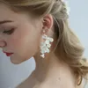 Gibson Bridal Elegant Hårtillbehör Vit Keramikblomma Hårkam Pins Örhängen Bröllopsfest Huvudstycke Smycken J0121