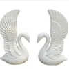 A luxuosa decoração de cisne de plástico branco decoração romana partido em coluna de boas -vindas decoração de decoração de fotos de adereços