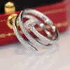 V-Goldmaterial Luxuriöser, dreizeiliger Ring mit funkelndem Diamant in Platinfarbe für Damen, Geburtstagsschmuck, Geschenk PS2014
