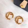 Orecchini di design di lusso Gioielli con ciondoli Orecchini a bottone da donna Lettere dorate Orecchini di perle Orecchini a bottone da sposa di moda
