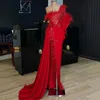 Red Feathers Prom Dresses One Ramię Koraliki Kryształy High Side Split Długie Rękawy Suknia Wieczorowa Arab Robe de Soirée de Mariage