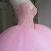 2021 Ny puffy bollklänning rosa quinceanera klänning söt 16 klänningar pärlstav pärlor sweetheart sweet 16 i 15 år prom klänningar qu03
