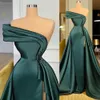 2021 New Long Dark Green Satin 이브닝 드레스 우아한 Ruched 크리스탈 비즈 분할 한 어깨 이브닝 가운 공식 여성 파티 드레스
