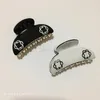 Fashion Black and White Acrylique Flower Claw clips Hairpins Clip latéral Clip de tête populaire Accessoires dans les pays européens et américains 230V