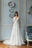 2021 Moderna bröllopsklänningar V Neck Kortärmade ärmar Appliques Lace A Line Bridal Gowns Custom Made Backless Sweep Train Bröllopsklänning