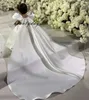 2022 Elfenbein Vintage Blumenmädchenkleider Baby Kleinkind Kleinkind Taufe Kleidung Satin Ballkleider Geburtstag Party Kleid Maßgeschneiderte Puffärmel mit Schwanz